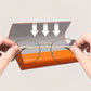 😎🕶️ Minimalistisk læderbrilleetui – magnetlukning 🧲✨ Skarpt hårdt skalkonstruktion, blød inderfoer – perfekt til daglig brug & arbejde. Slankt design i grå, sort, hvid eller orange.