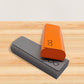 😎🕶️ Minimalistisk læderbrilleetui – magnetlukning 🧲✨ Skarpt hårdt skalkonstruktion, blød inderfoer – perfekt til daglig brug & arbejde. Slankt design i grå, sort, hvid eller orange.